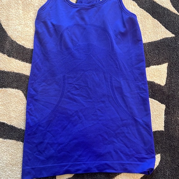 Like new Lululemon tank top - Picture 3 of 10